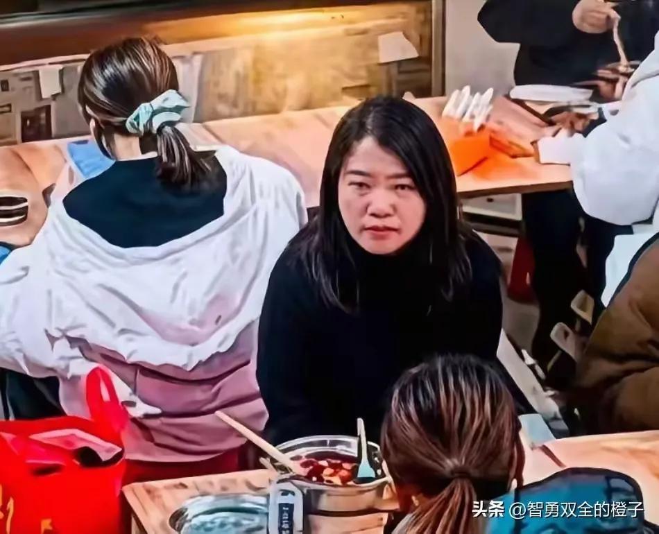 真解气！被泼螺蛳粉汤的女子硬刚到底，已报警还明确不私了，这下泼汤大姐要彻底慌了，