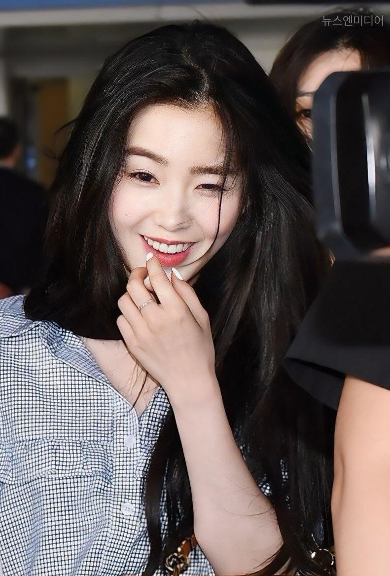 五年前因下巴长痘有些害羞的Irene，也是绝美 ​​​