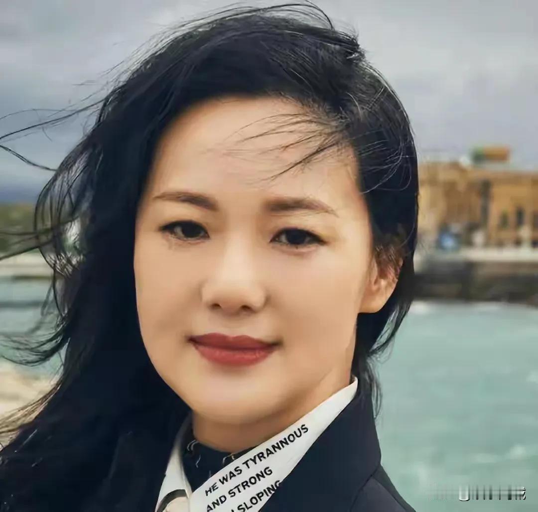 谁能想到，荧幕上那个气质淡雅如菊的咏梅，背后竟藏着如此曲折的情感故事？1970年