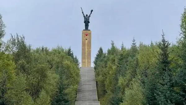 在四川省松潘县，矗立着意义非凡的长征纪念碑碑园。踏入碑园，那609级台阶宛如一部