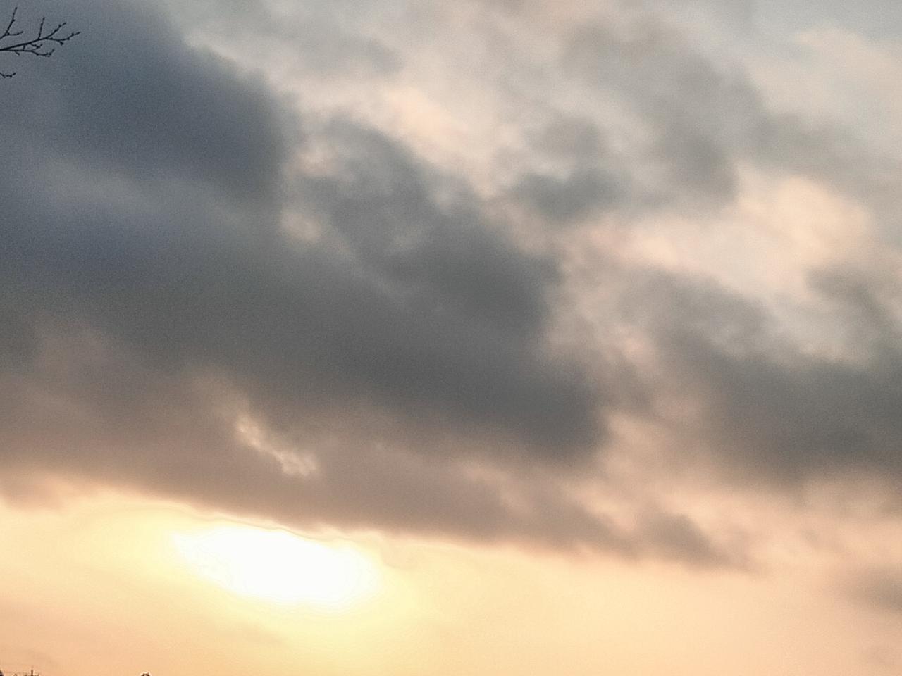 发一张相册中最有感觉的天空图片天。休使圆蟾照客眠。人何在，桂影自婵娟。