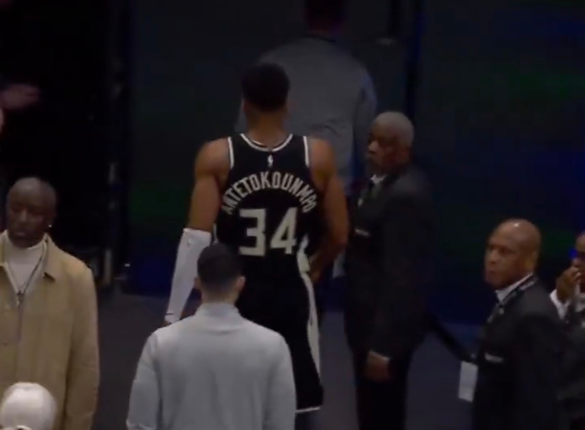 考虑到各方报道，再看雄鹿和字母哥，氛围里确实透露着一丝诡异… 