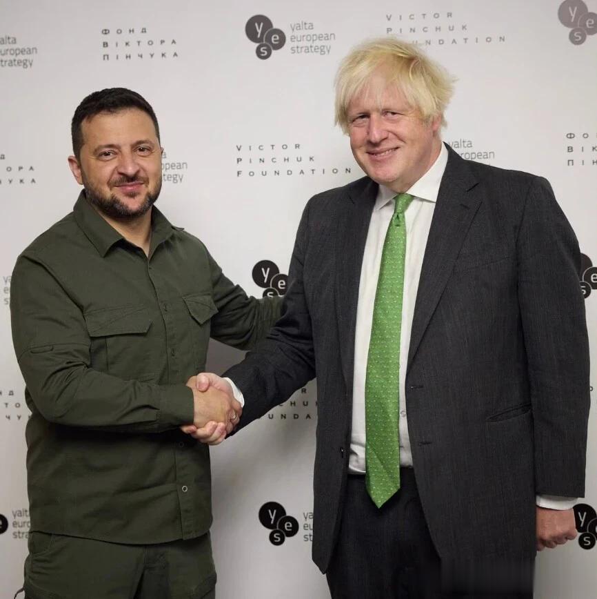 英国前首相鲍里斯.约翰逊抵达基辅，受到泽连斯基热情迎接。泽连斯基对约翰逊当初的支