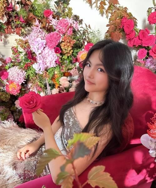 李湘晒照为王诗龄甜蜜庆生，照片里王诗龄亭亭玉立，尽显优雅气质。从可爱萌娃到如今的