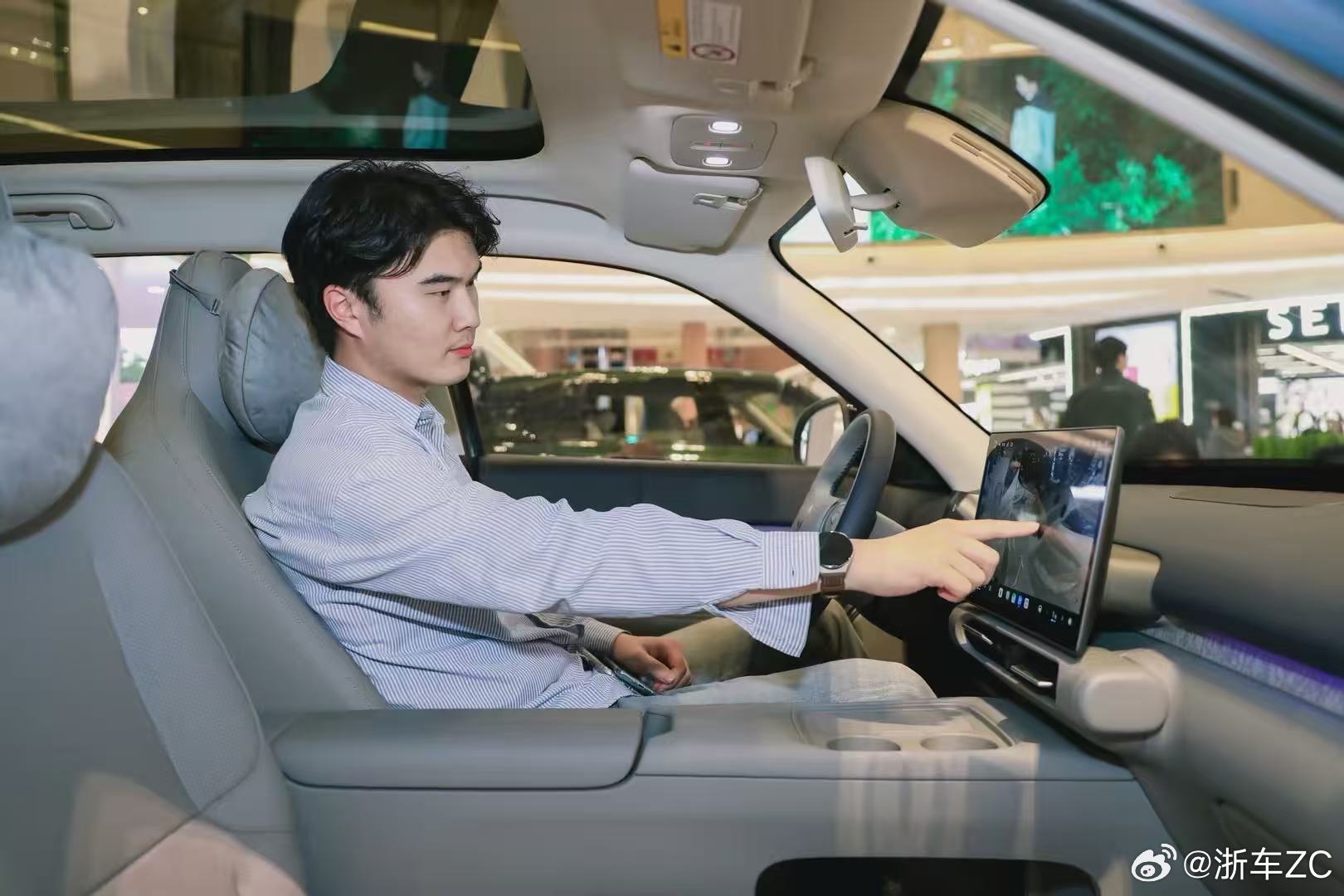 零跑A10全国60城巡展来了！首发10城人气爆棚！好车自带流量，订单火爆挡不住！