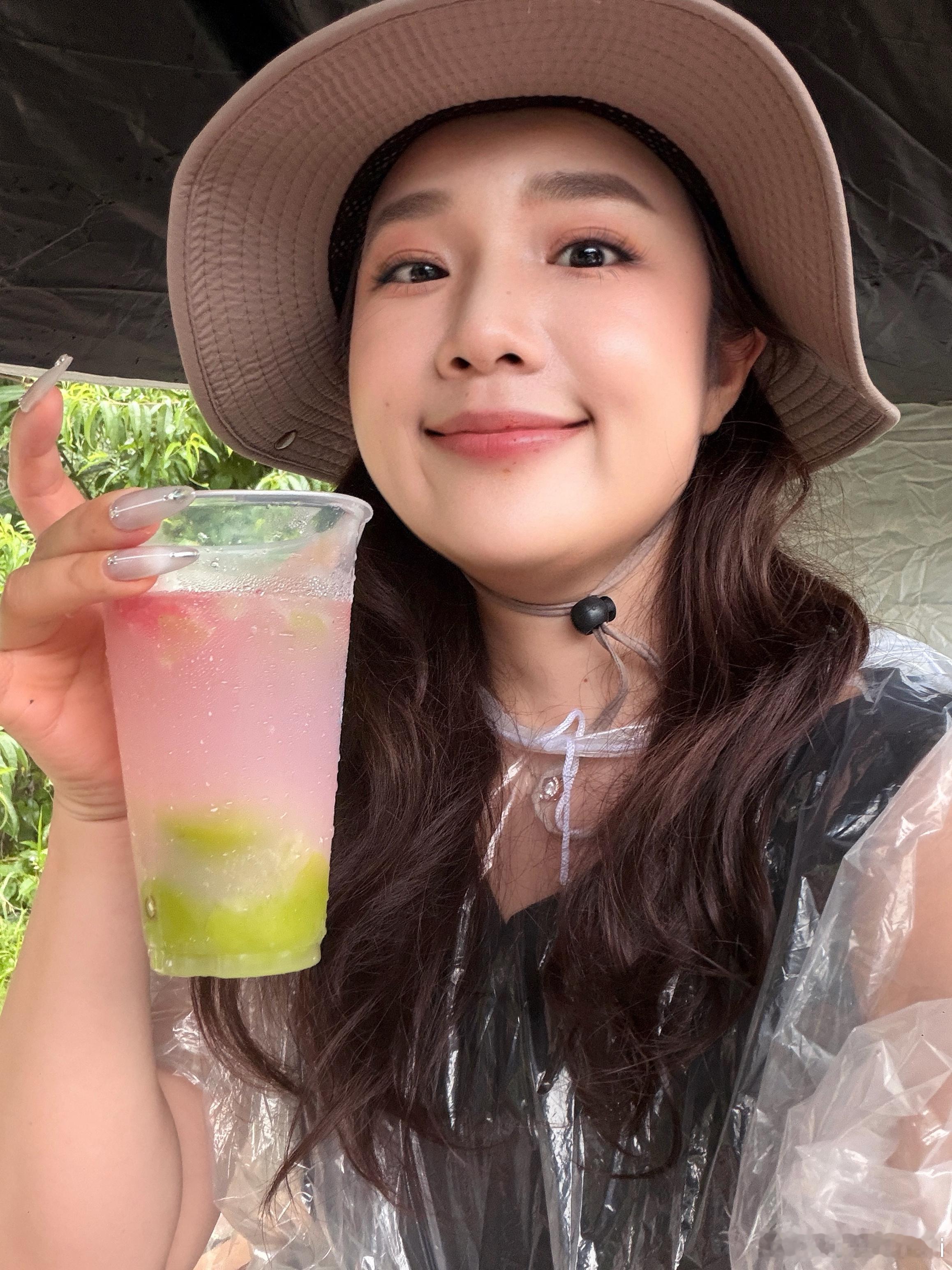 昨天和亲故们在山里拍车今天在家收到朋友寄来的杨梅吃着自己做的恰巴塔端午过的好舒服