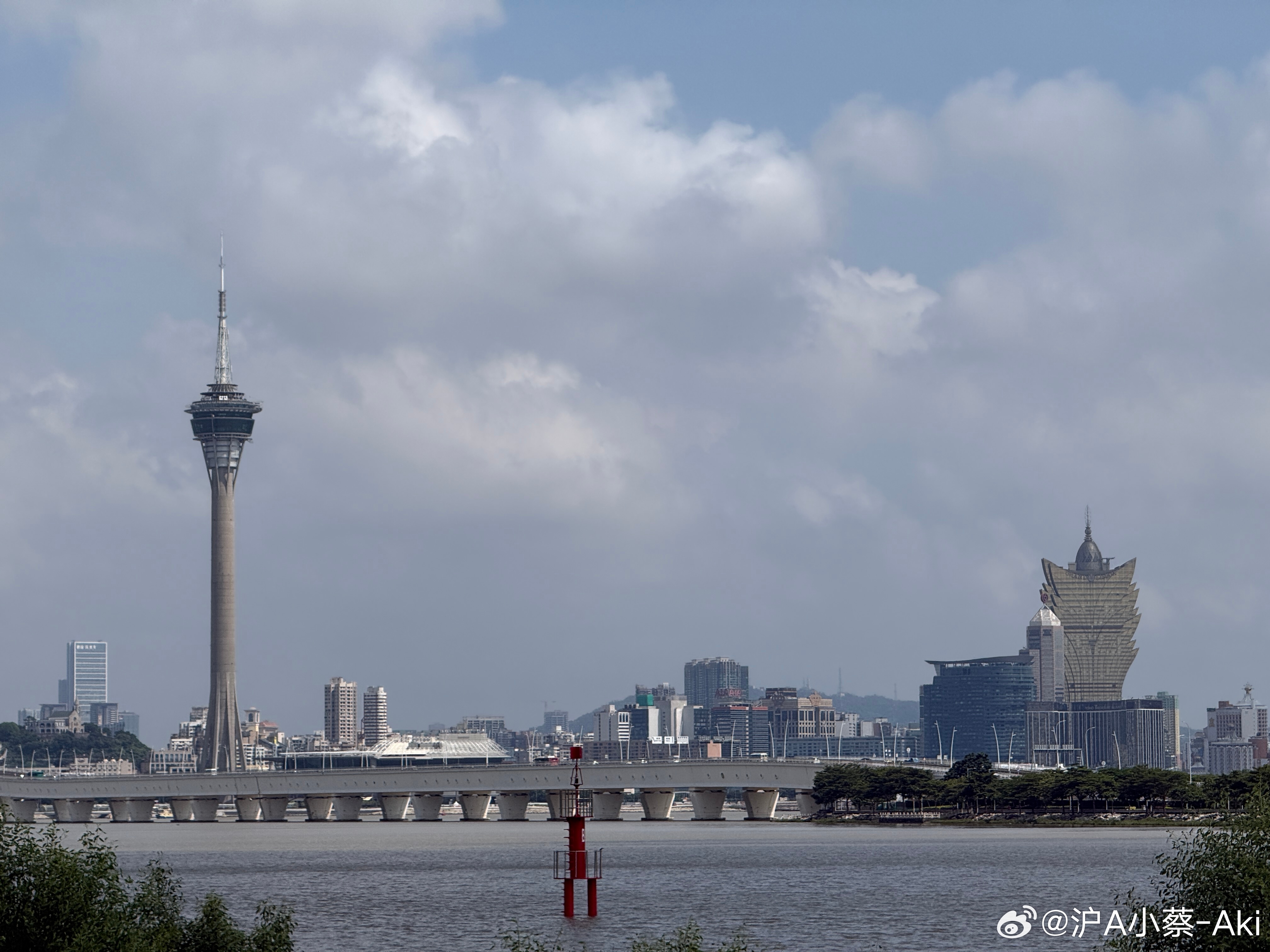 来试驾一台新车，同车媒体对他摄影老师说：这车咋们得讲究点好好拍啊。然后拿了个OS
