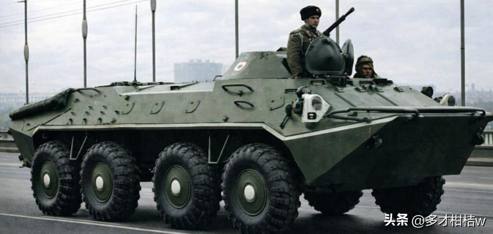 BTR-70轮式装甲车是上世纪七八十年代苏联摩托化部队的标志装备。

具体的说，