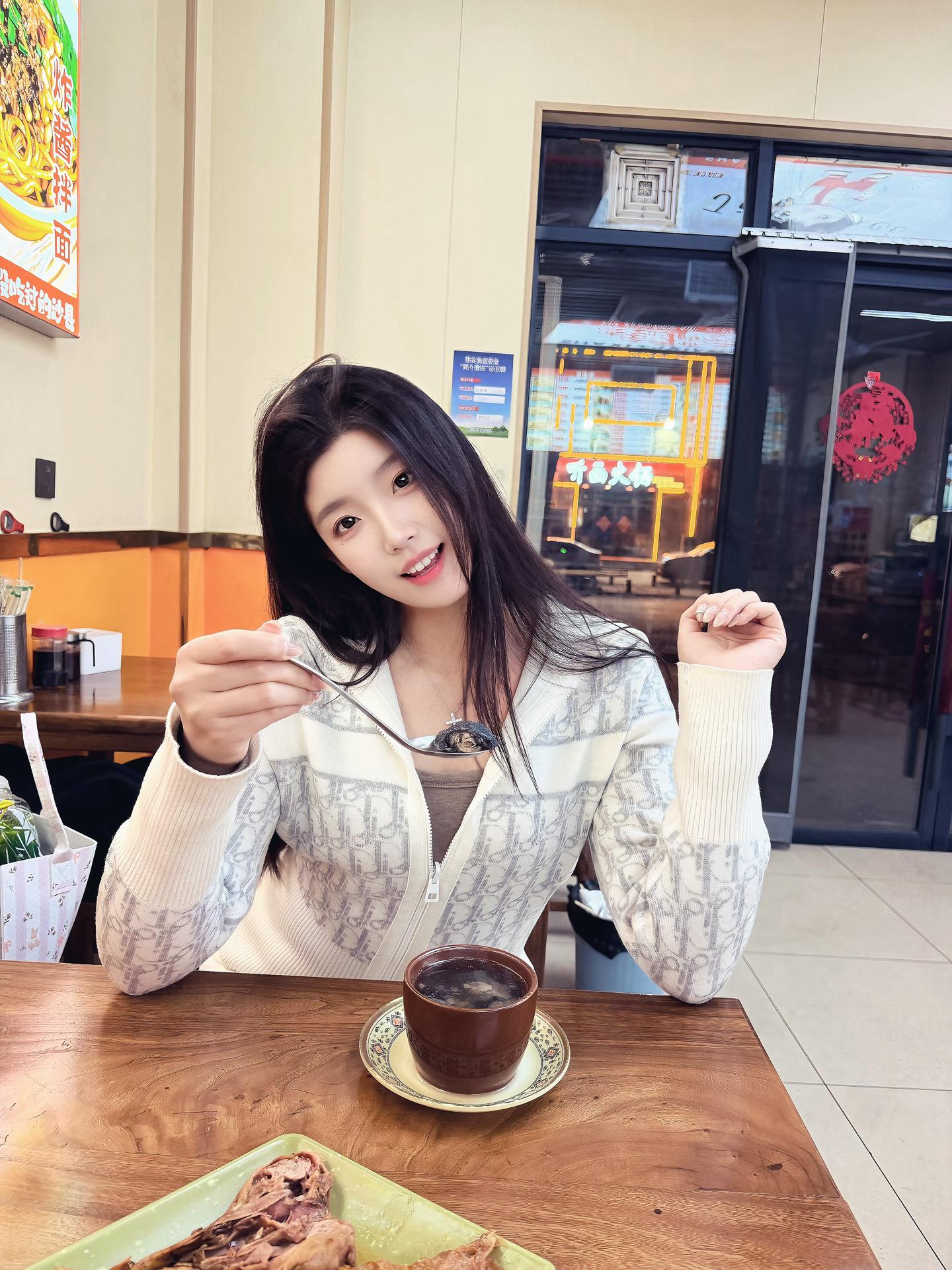 世上很多东西可以靠努力争取 唯独拥有一位有情有义的爱人 需要一些运气