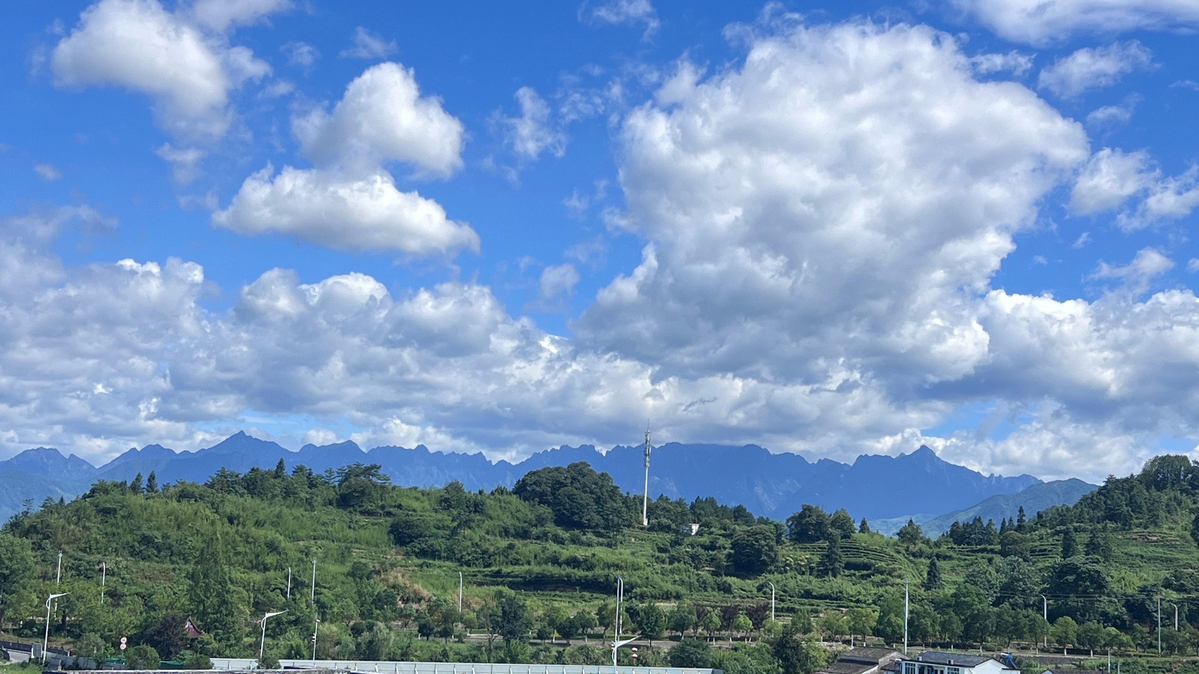 远眺训练馆窗外今日黄山美景。教球白云下，悠然见黄山。[偷笑] ​​​