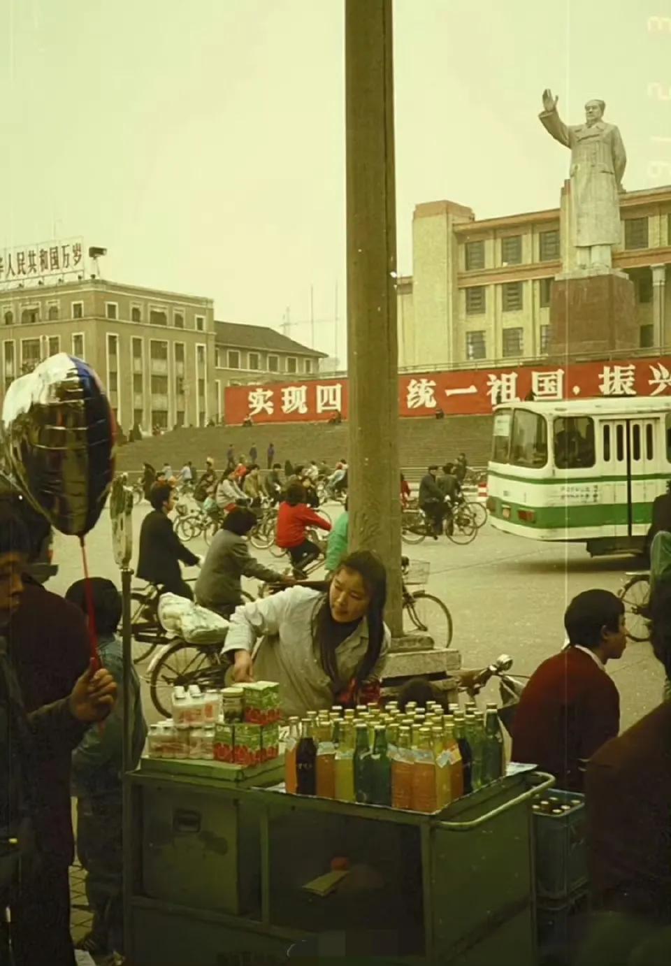 1991年，人民南路卖汽水的小摊。