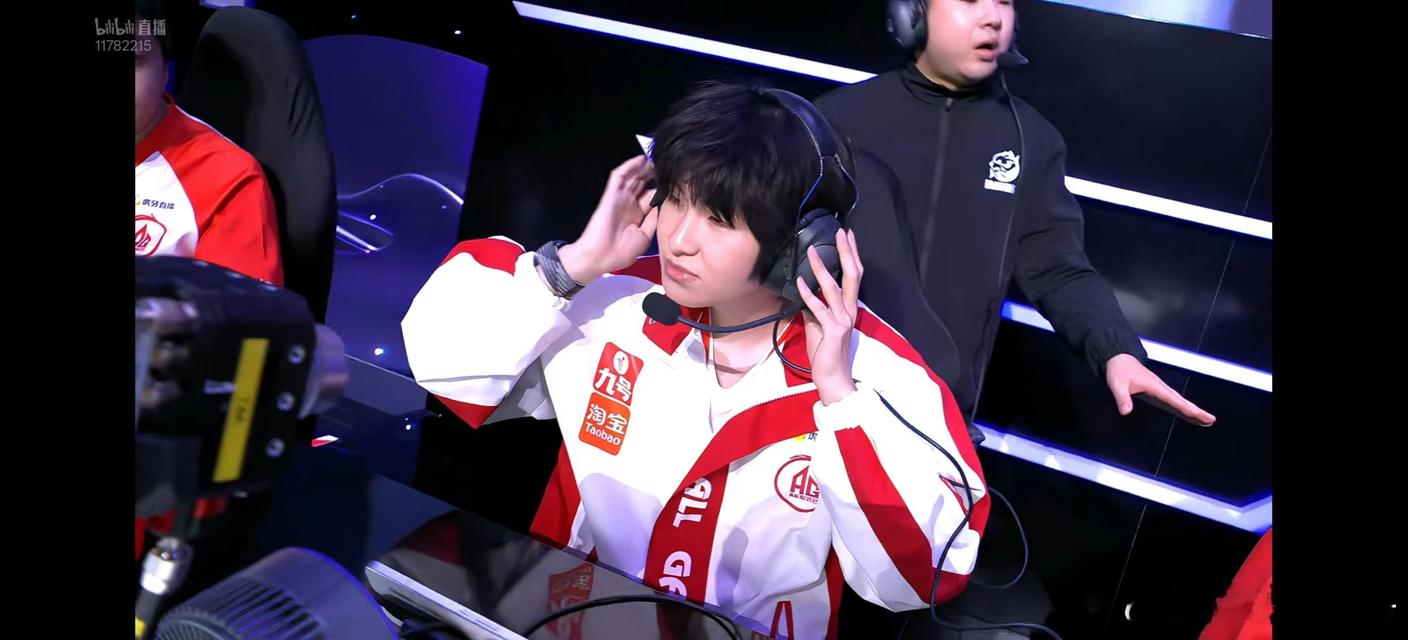 AG战胜RW AG 3-2 RW，打满五局鏖战到凌晨一点的比赛终于结束了。一诺拿