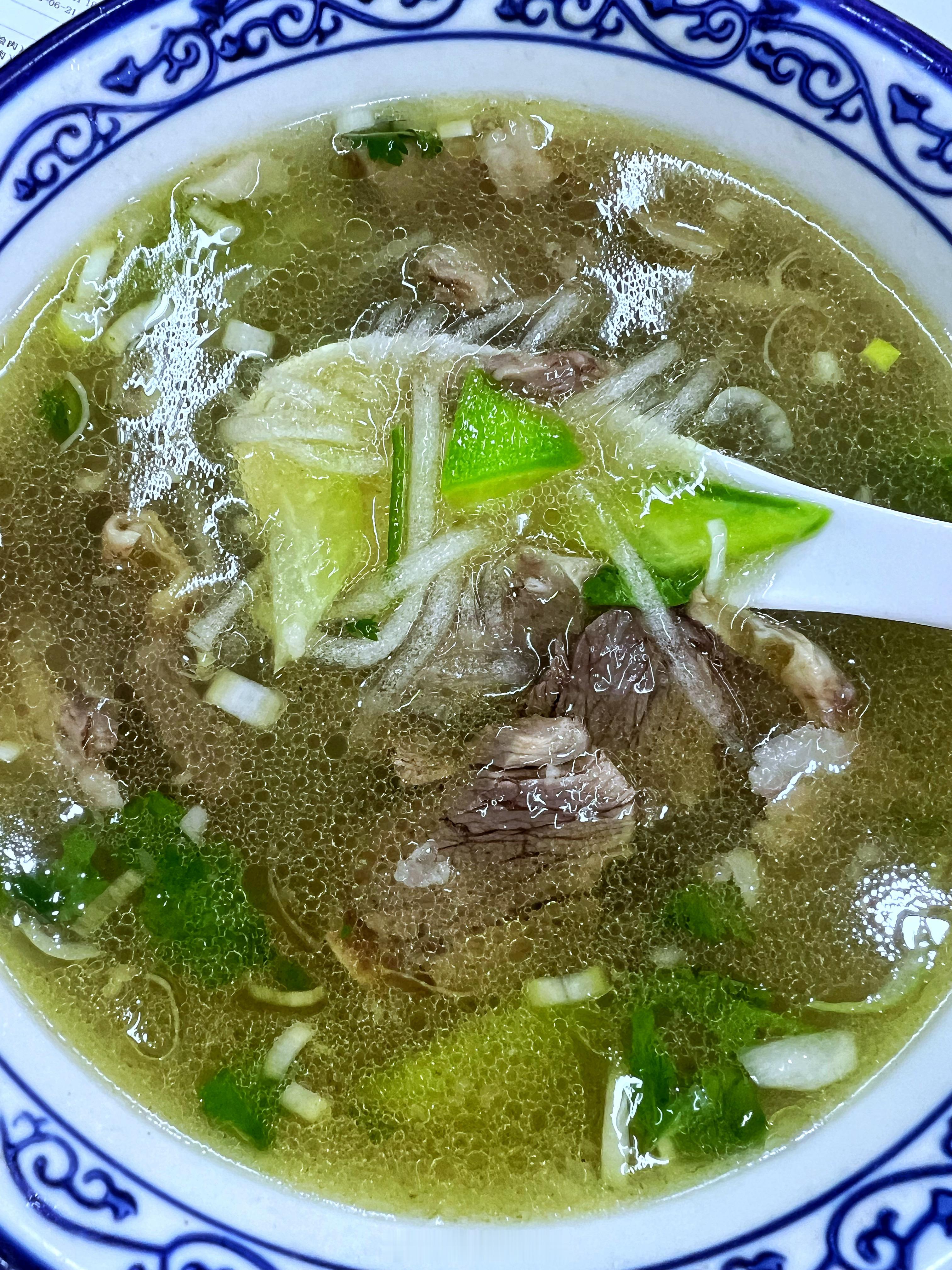 今天又尝试了一个新的美食：烩肉。也是在品尝过烩肉后，我再也忍不住向身边亲近朋友安