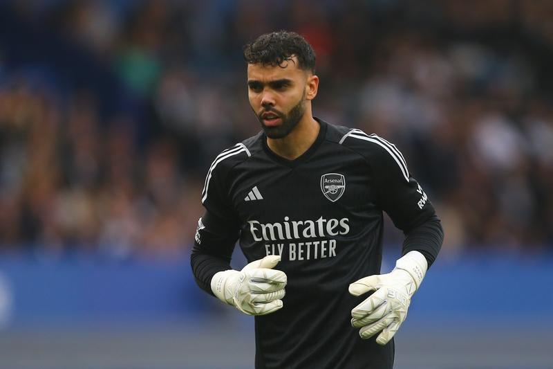 阿森纳防线吃紧的时候，大卫拉亚扑救后倒地需要治疗，让破厂有换人时间，争取了喘息机