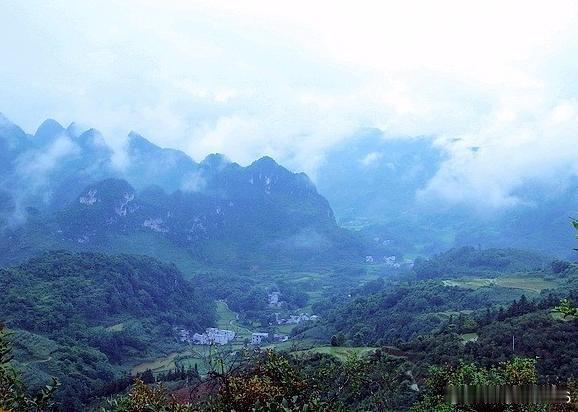 【凤山】相传很久以前，一只金凤凰飞到这里，看到这里山青水秀，景色迷人便不顾再往前
