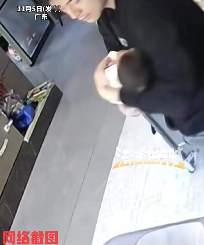 广东有新手奶爸空闲在家带娃。

奶爸毕竟还是年轻，这带娃过程里新手奶爸刚刚还是比