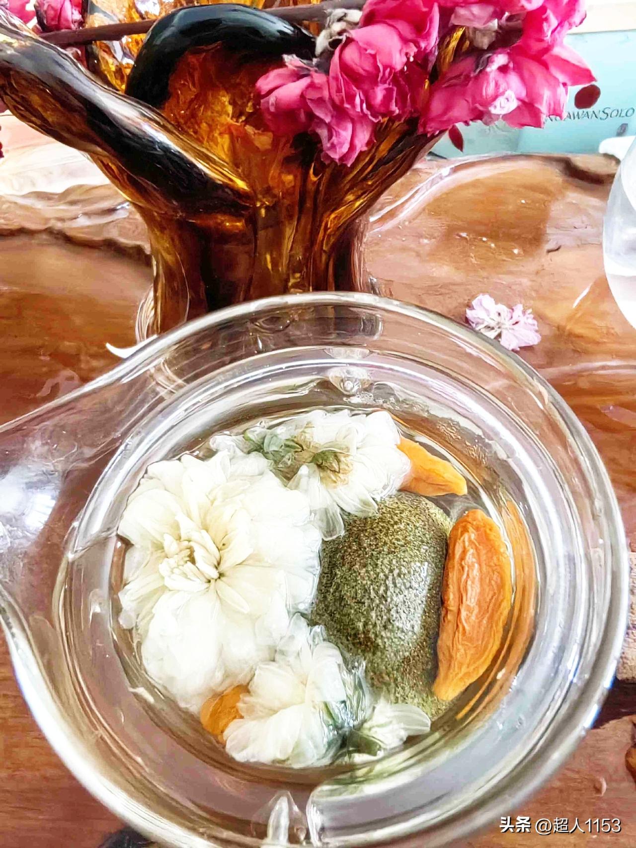 春天到了，天气干燥。
春季养生正当时。

近两口干舌燥，
来杯菊花枸杞茶。

再