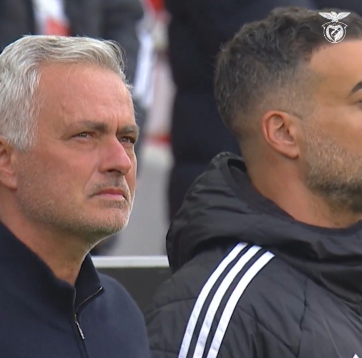 穆帅为离世助教落泪 今日凌晨进行的葡超比赛，本菲卡3-0轻取吉马良斯。赛前，本菲