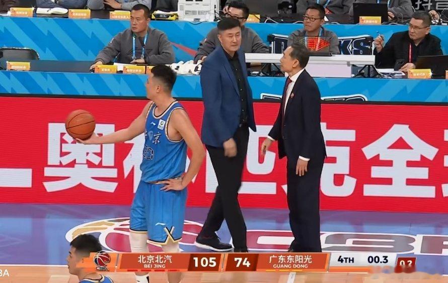 新年首战广东队客场输了31分，八连胜被终结，残阵输球预料之中，但主力后卫徐杰受伤