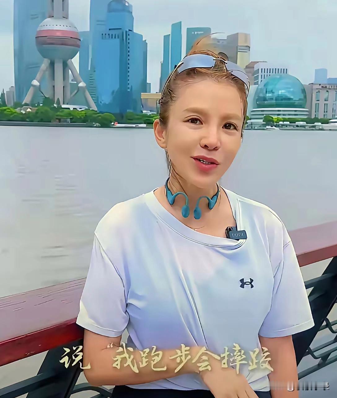 哇塞，美女主持人朱迅也苍老了不少：眼角耷拉，眼袋明显，嘴角下垂，头发稀疏！[灵光