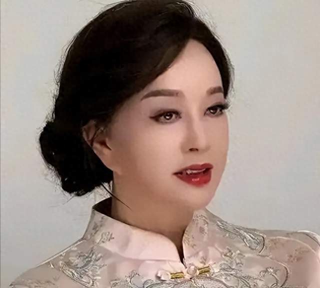 凌晨于北京离世？同时交往8个男友？75岁的刘晓庆私生活谣言离谱