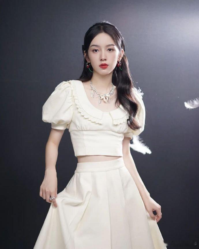 #周也# 蝴蝶结长发搭泡泡袖套裙，宛如公主哦！ ​​​