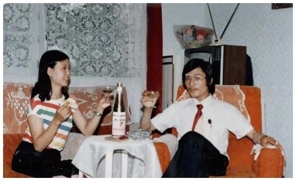 80年代，一个土豪和他的女友在家里的合影，土豪家里陈设奢华，一看就是有钱人。
这