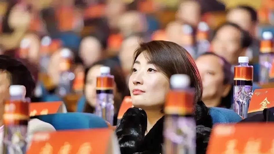 事情似乎反转了，香港法院要求宗馥莉保全18亿美元信托，暂不得挪用。从目前的信息来