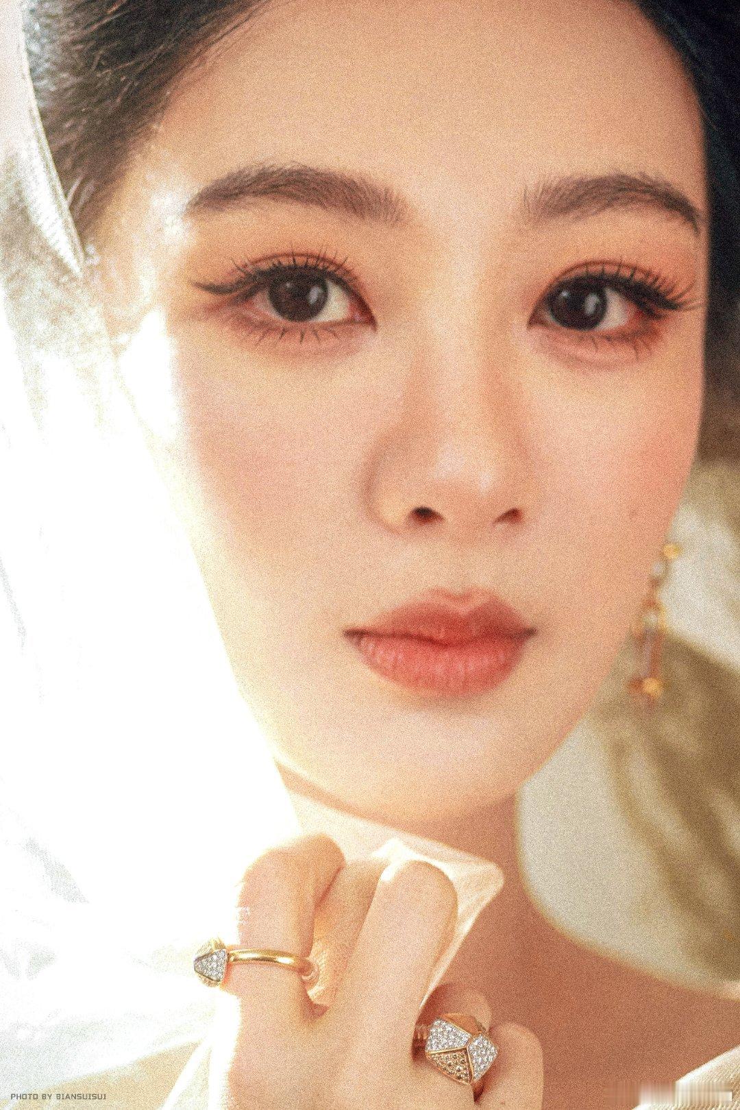 杨紫撸狗我未必有杨紫冷静 承认吧，我们在杨紫身上看到了自己最真实的一面。在外面是