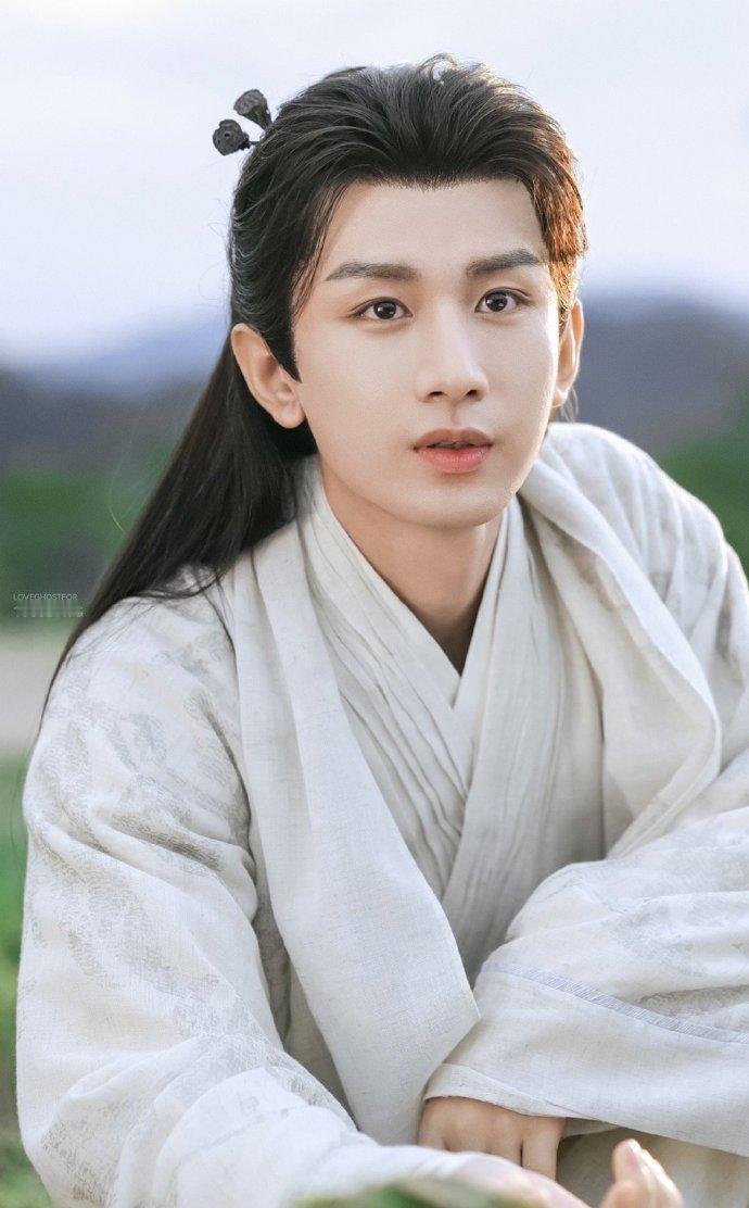 成毅割粉丝韭菜？

成毅主演的电视剧《莲花楼》，和某品牌奶茶店做了联名款，然后这