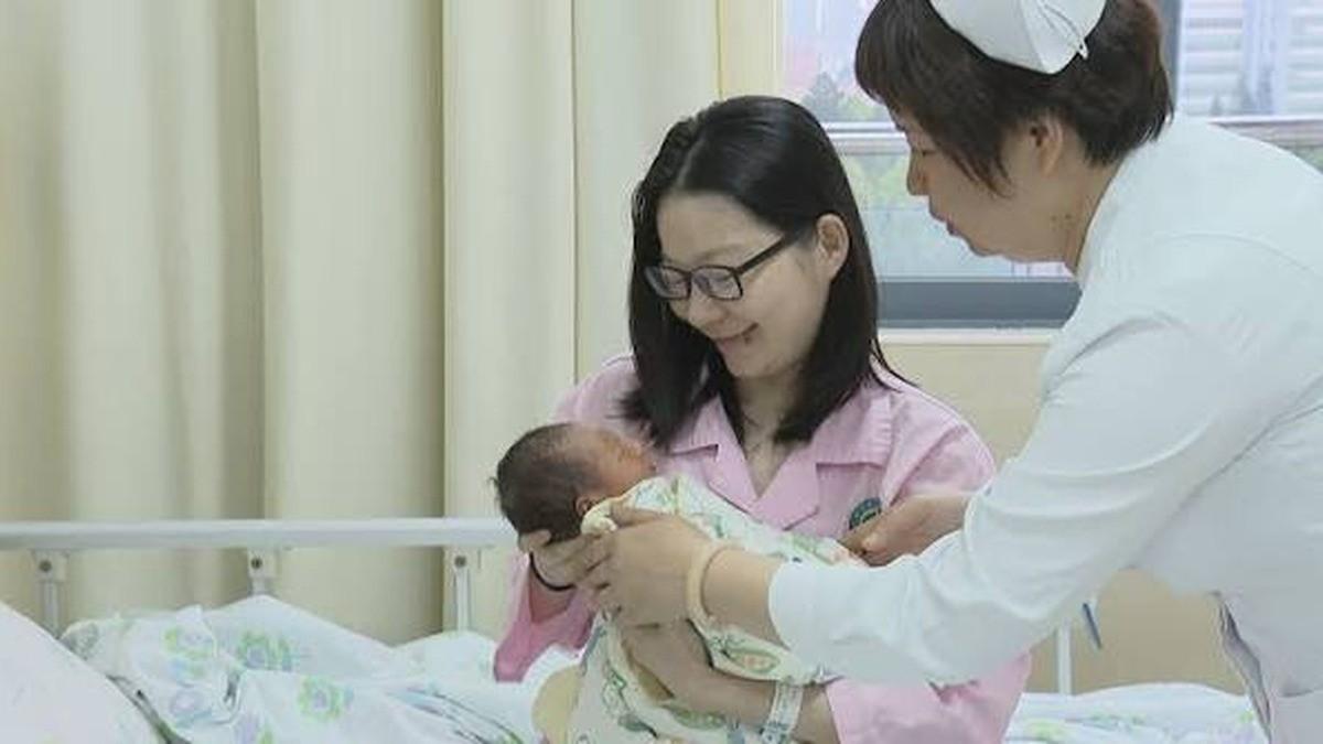 现在跑到美国的夫妻，第一胎在美国生，第二胎已经开始选择在中国生了，，几年前，提起