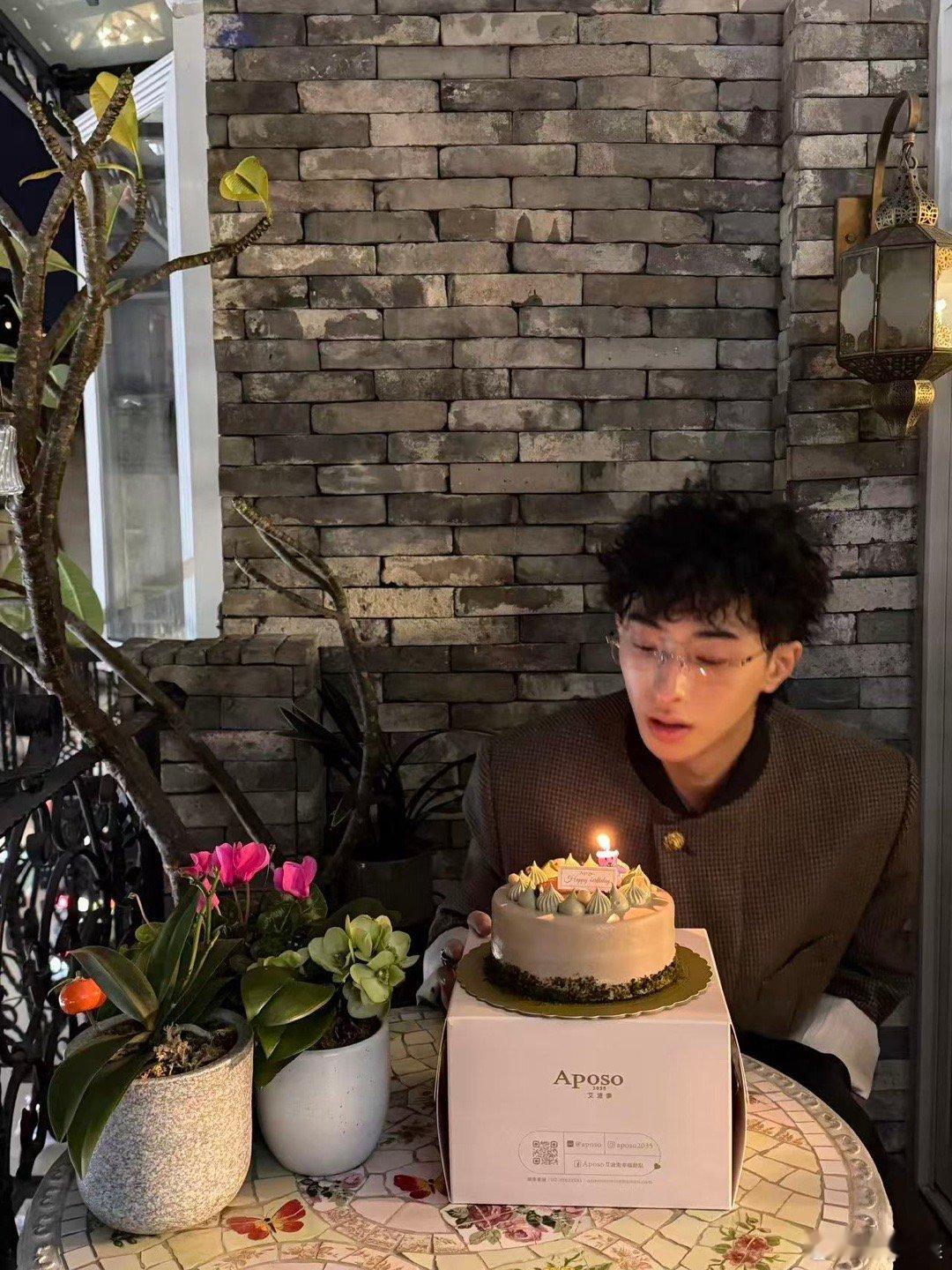 恩利生日晒庾澄庆米粒合照 你看的是世界其实看的是自己，恩利这句话够我琢磨好久，2