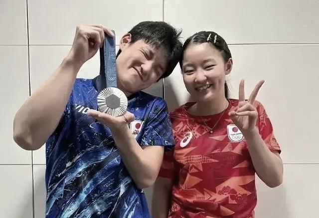 张本兄妹如今处境极为尴尬 

一边是日本乒协的敲打警告，一边是队内队友的集体排挤