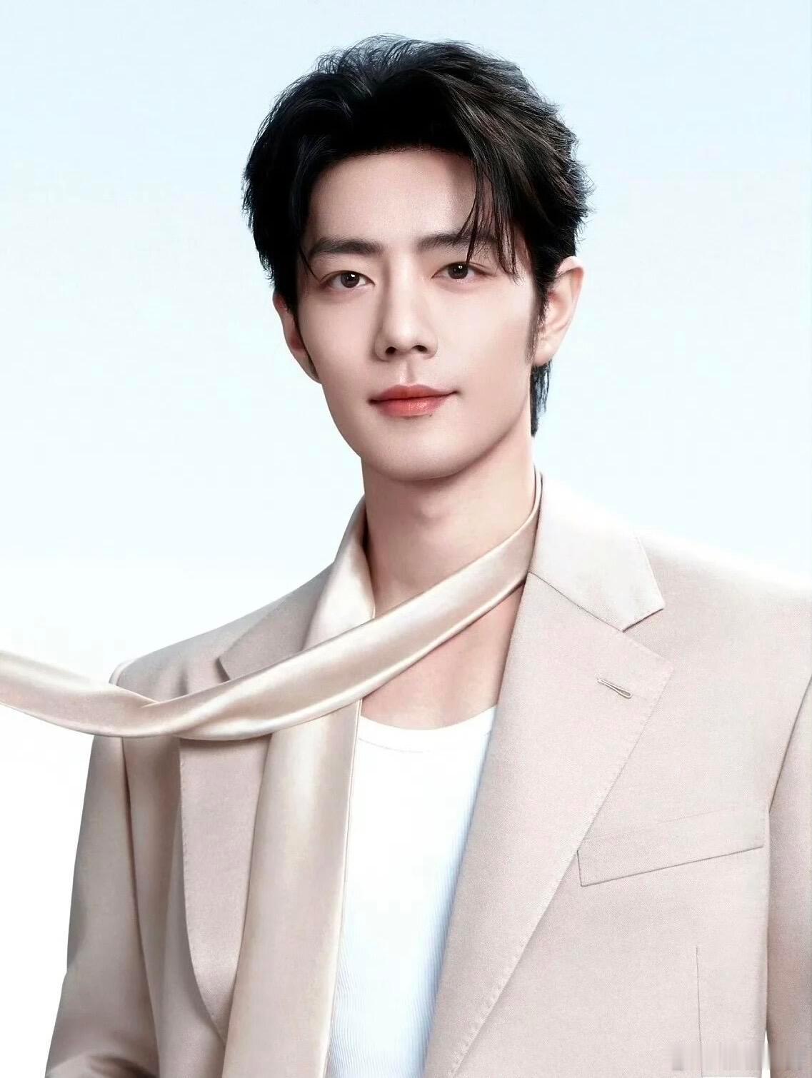 肖战不对称西装时尚感在肖战身上得到了最完美的诠释，每次亮相都惊艳全场。 