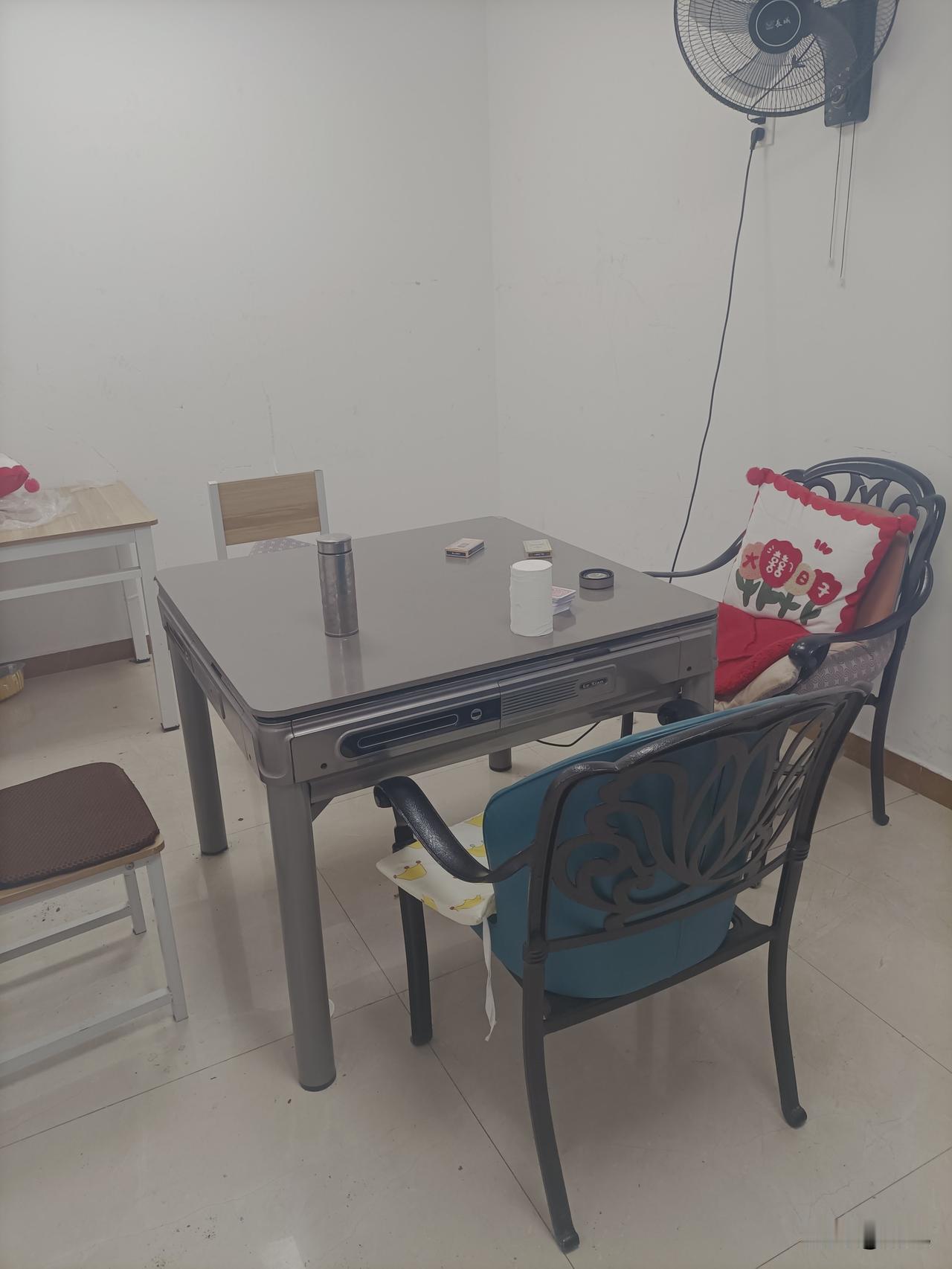 小区活动室虽然算不上精致，但设施还算实在。

麻将、乒乓、跑步的器械都有，休憩的