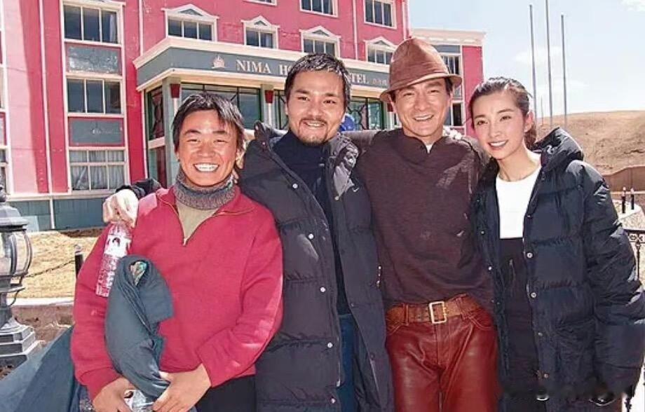 王宝强刘德华李冰冰当年的一张合影。
2004 年，拍摄《天下无贼》期间，王宝强林