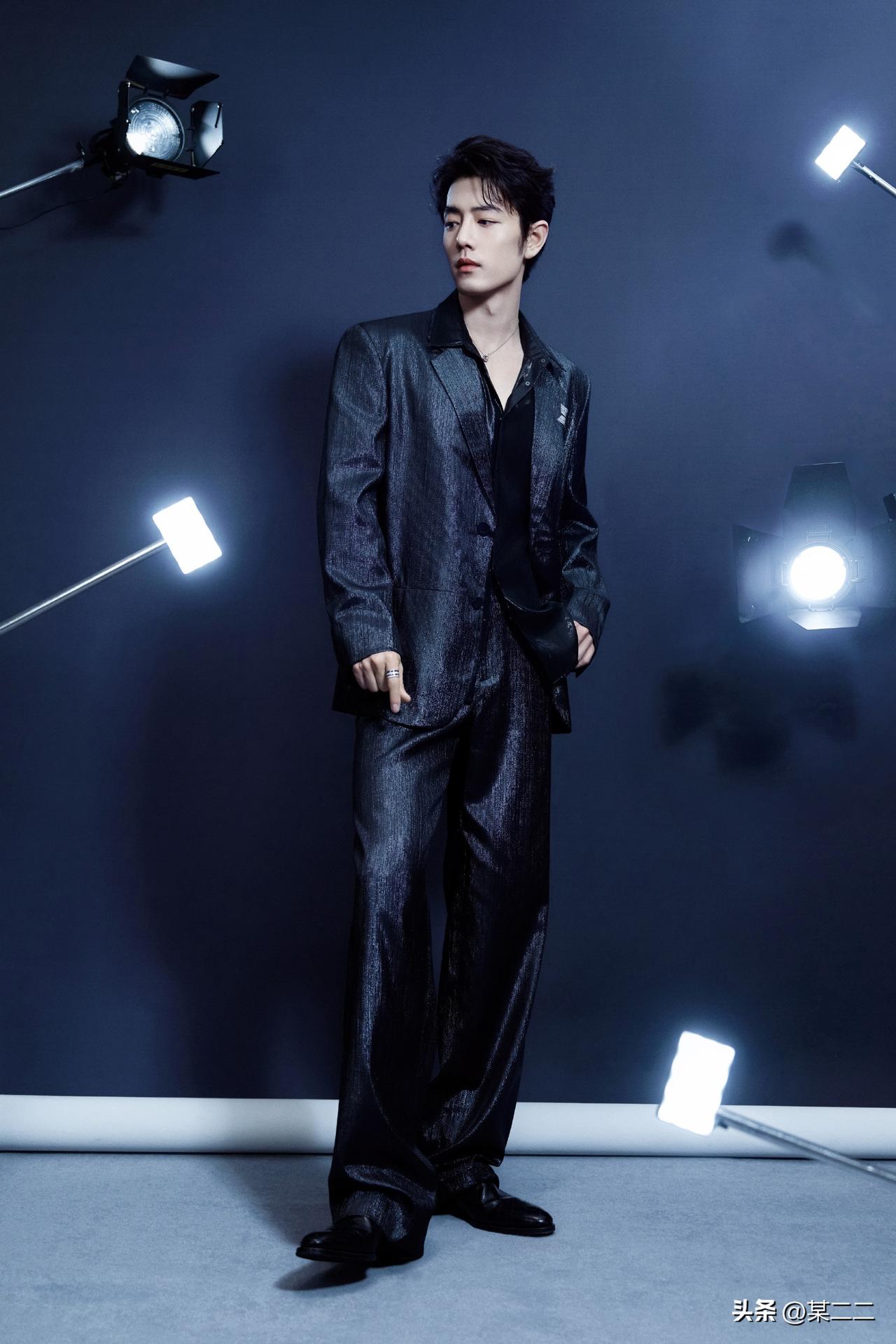 工作室又出图啦！！！Gucci品牌代言人肖战一身暗纹细闪西服套装，利落廓形勾勒挺