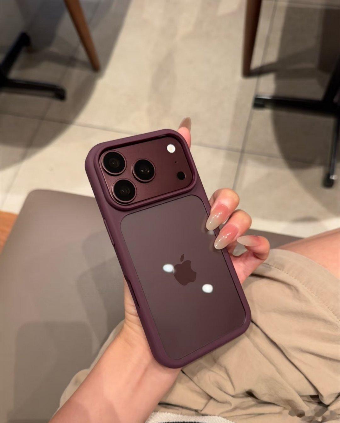 怎么才能让大家知道我是尊贵的 iPhone 18Pro Max 机主呢？换一个酒