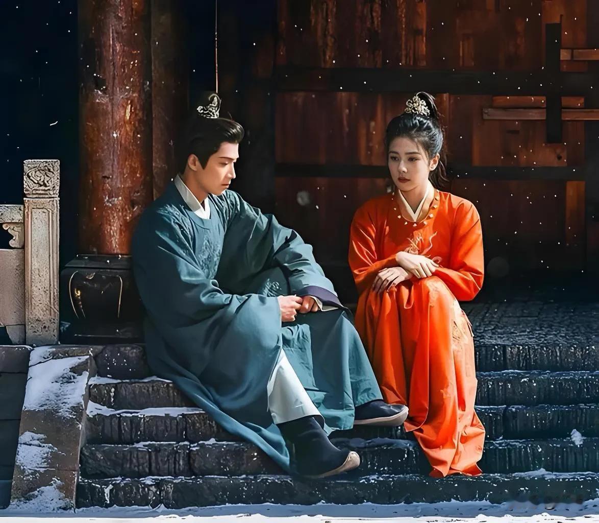 同样是与“王星越”合作情侣，白鹿的《唐宫奇案》，田曦薇的《初次爱你》，吴谨言的《