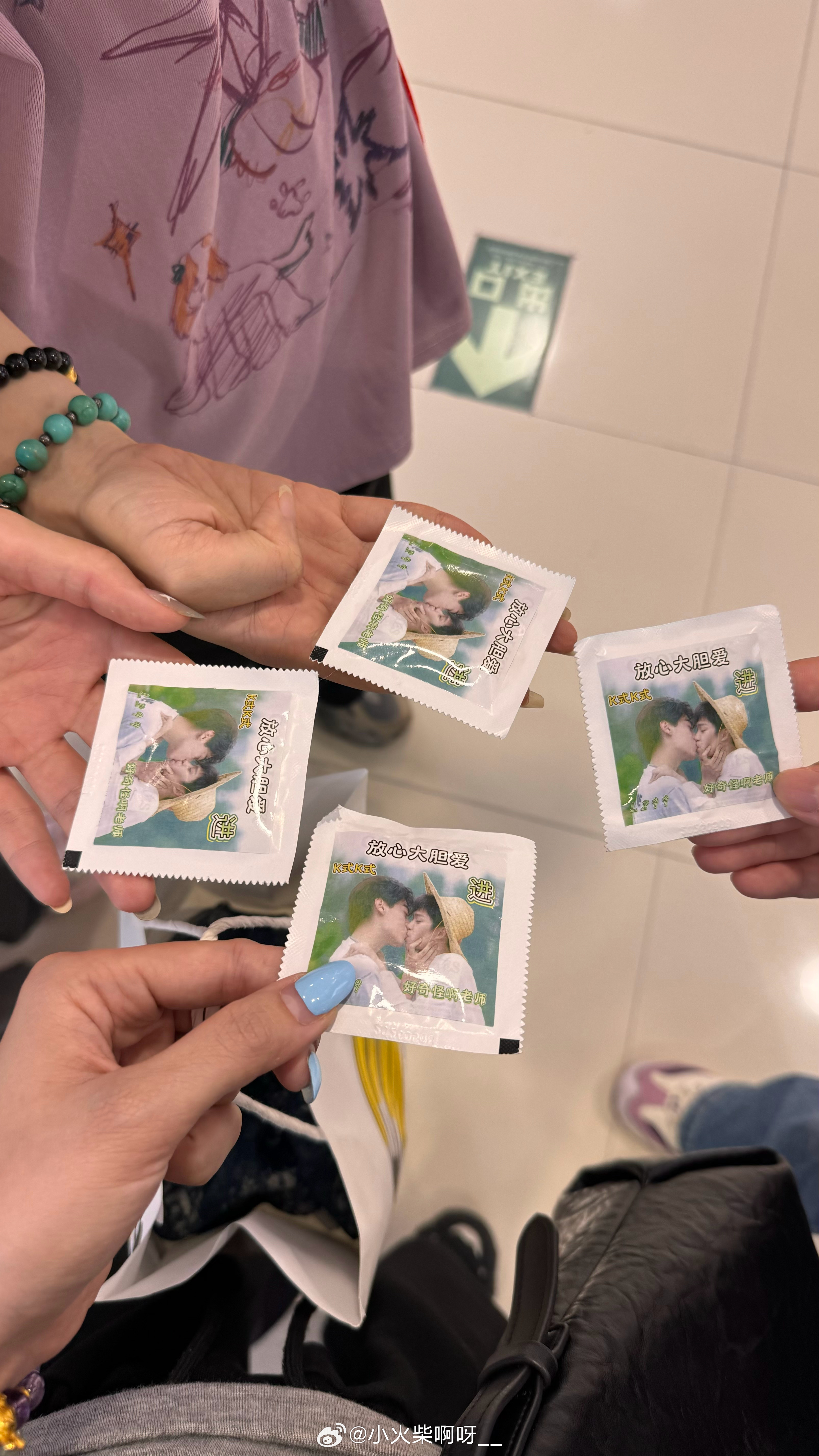 今天和广州米去玩密室逃脱  然后去逛街 碰到了别的米 给我们物料 我第一反应是套