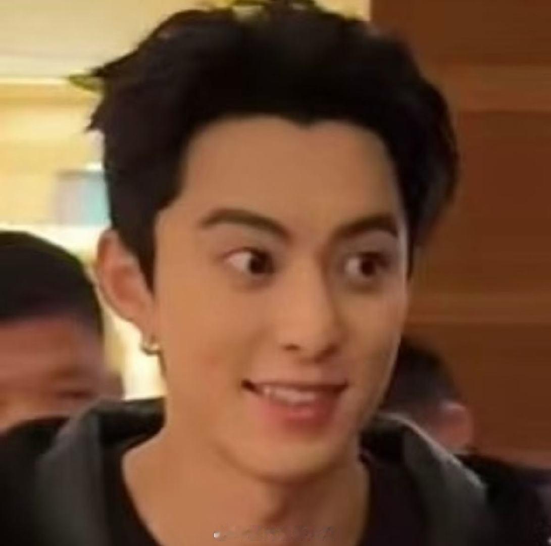 王鹤棣你在用你的帅脸做什么  众人皆赞王鹤棣，帅脸之下藏着何种惊喜？礼物瞬间展现