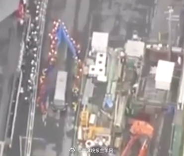 #日本3个月前坠坑老人确认死亡# 【#日本大爷坠坑3个月后遗体被发现#，塌陷处重