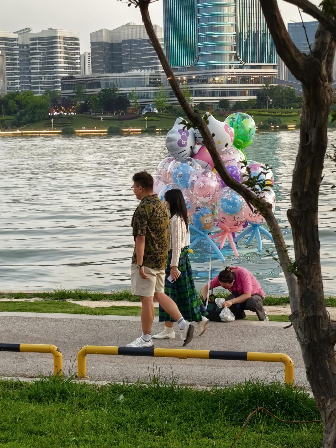 城市的“气球师”
写字楼的冷光还没亮起，他已经把黄昏吹成了会飞的彩虹。