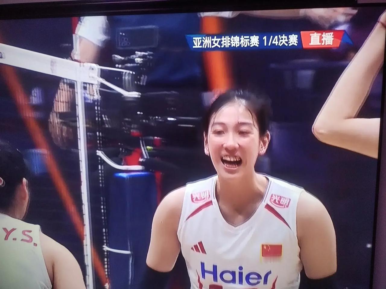 8月28日晚7点半，女排亚锦赛一场1/4决赛，中国女排与越南女排隔网对决，争夺一