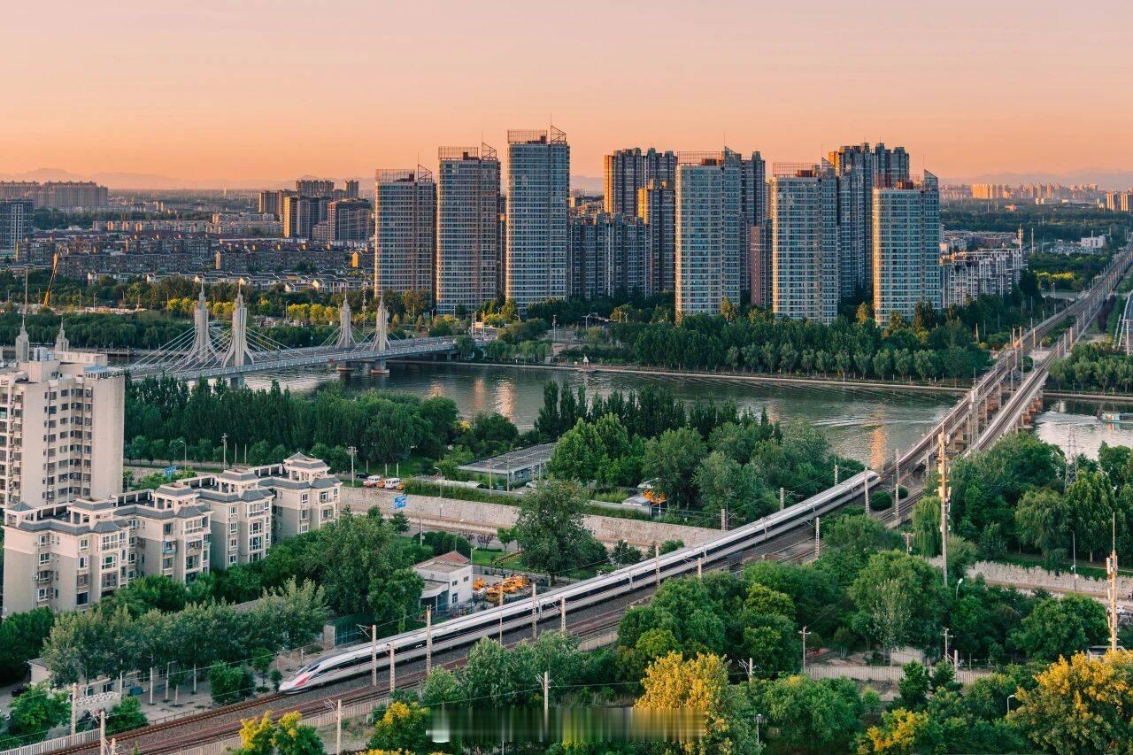 铁路,晚安 把烦恼调成静音，把日子过成静音。晚安~ 
