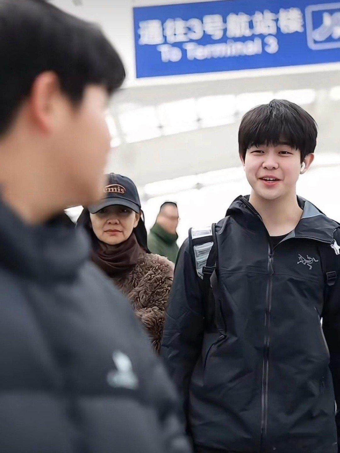 胡可大儿子又高又白有网友遇到胡可带大儿子安吉、小儿子小鱼儿外出。发现安吉又高又白