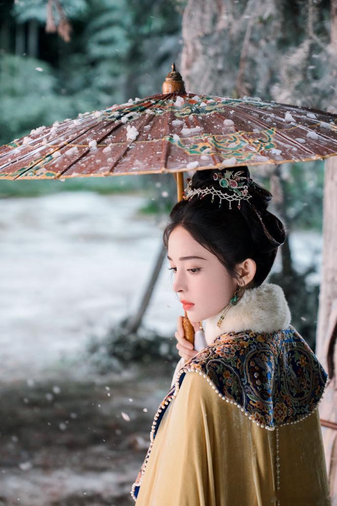 娜扎新剧看我不爽就看我爽 娜扎的荣善宝真的太绝了！作为豪门荣府的主理人，她身上那