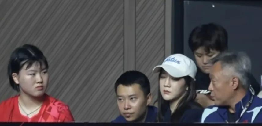 看台上，
坐着陈梦、于子洋教练、秦志戬教练，
还有姜依依。
秦志戬教练和于子洋教