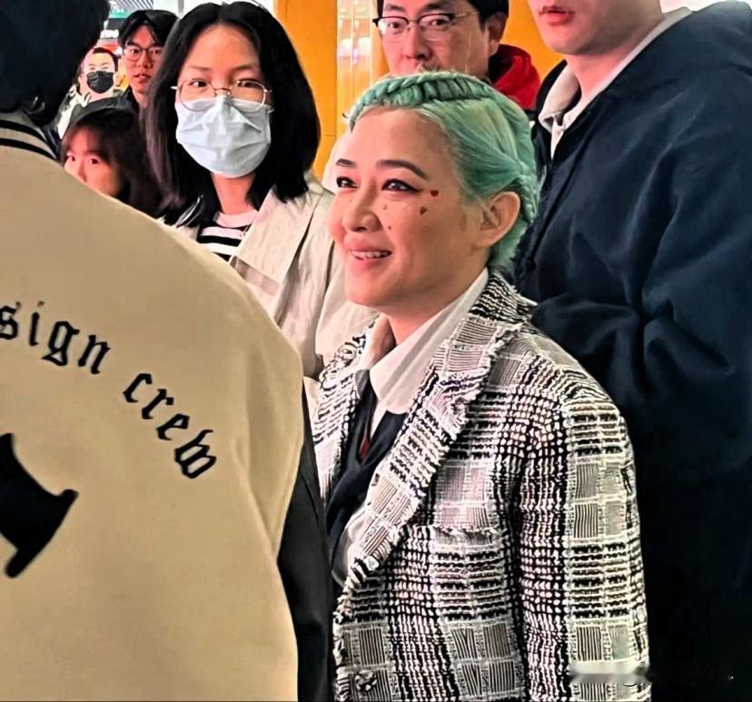 48岁范晓萱现身陕西某地铁站，一身穿着打扮着实让人不敢恭维。一头亮眼绿发加上厚重