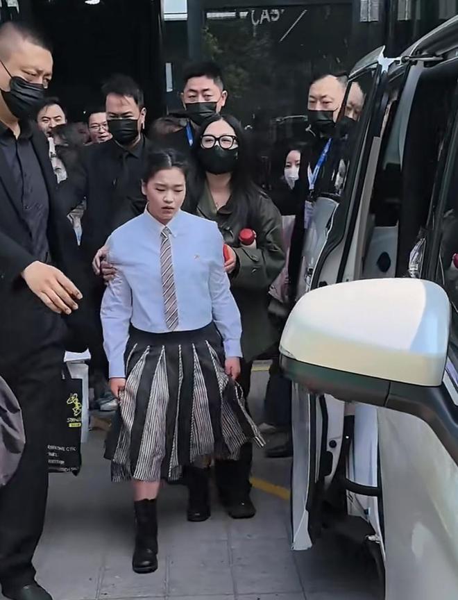 全红婵空降上海代言活动，人气不减粉丝众多，遗憾减重失败
两届奥运会10米跳台冠军